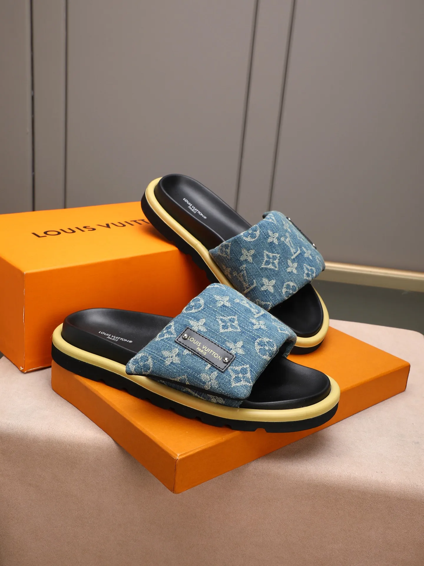 PP360 [LOUIS VUITTON] Louis Vuitton, LV printing, men's and women's slippers are on the market. The drawer box packaging comes with a cloth bag and a card. The upper pattern looks very soft and waxy, and it is a super versatile leg slimming tool. Fabric: imported denim/canvas/old fabric, LV hardware LOGO, official website pattern printing, comfortable to wear, feet: high-elastic PU water table. Sole: foam sole, heel height: about 5cm. Code number: 35-46, 35, 45, 46 are custom-made and non-returnable. Color: multiple colors and styles available.
